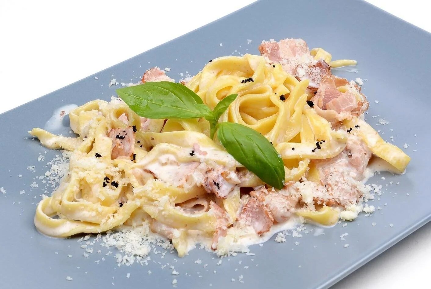 Паста карбонара. Паста карбонара с беконом и грибами. Паста карбонара с ветчиной. Тальолини карбонара. Паста карбонара с беконом.