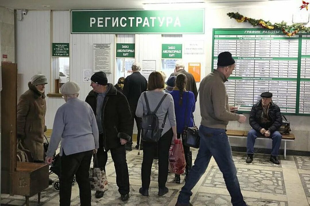 Как попасть без очереди. Очередь в регистратуру. очередь в регистратуру поликлиники. очереди в регистратуру в поликлинике 2025. люди в регистратуре.