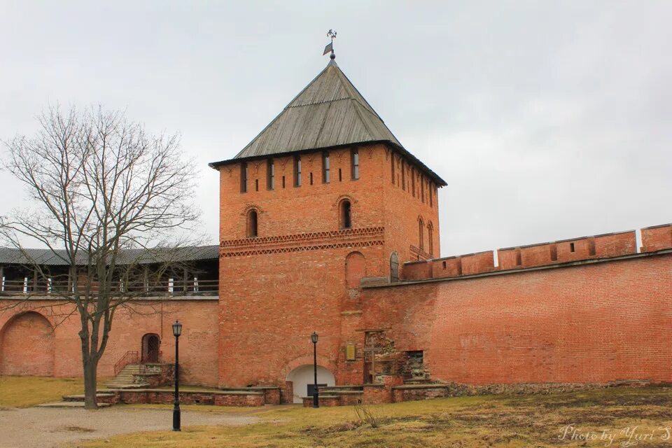 Новгородский кремль юнеско. Детинец новгород. Великий новгород крепость. Новгородский детинец великий новгород. Новгородский детинец достопримечательности великого новгорода.