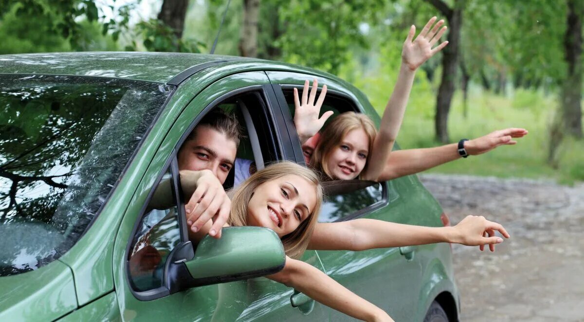 Есть ли ехать. Путешествие на машине. Друзья в машине. Машина для подростка. Друзья едут в машине.