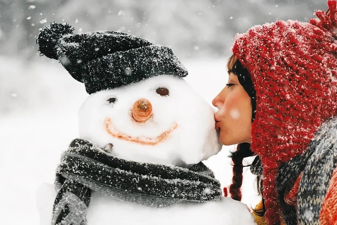 Лепить снеговика зимой. Девушка целует снеговика. Снеговик красивый. Зима любовь. Позитивное зимнего.