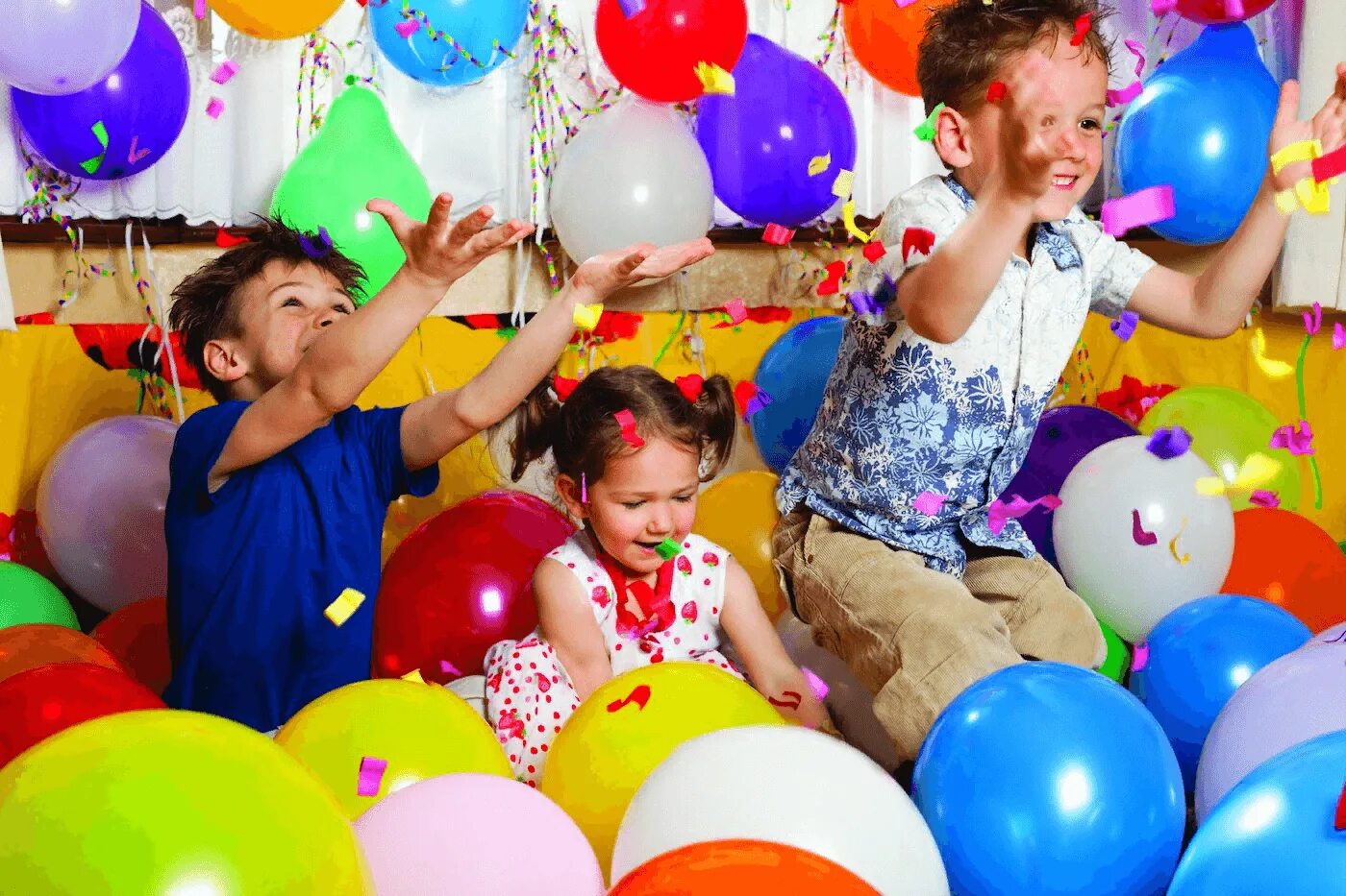 День рождения воздуха. Детский праздник. Детский день рождения. Дети с шарами. Празднование дня рождения ребенка.