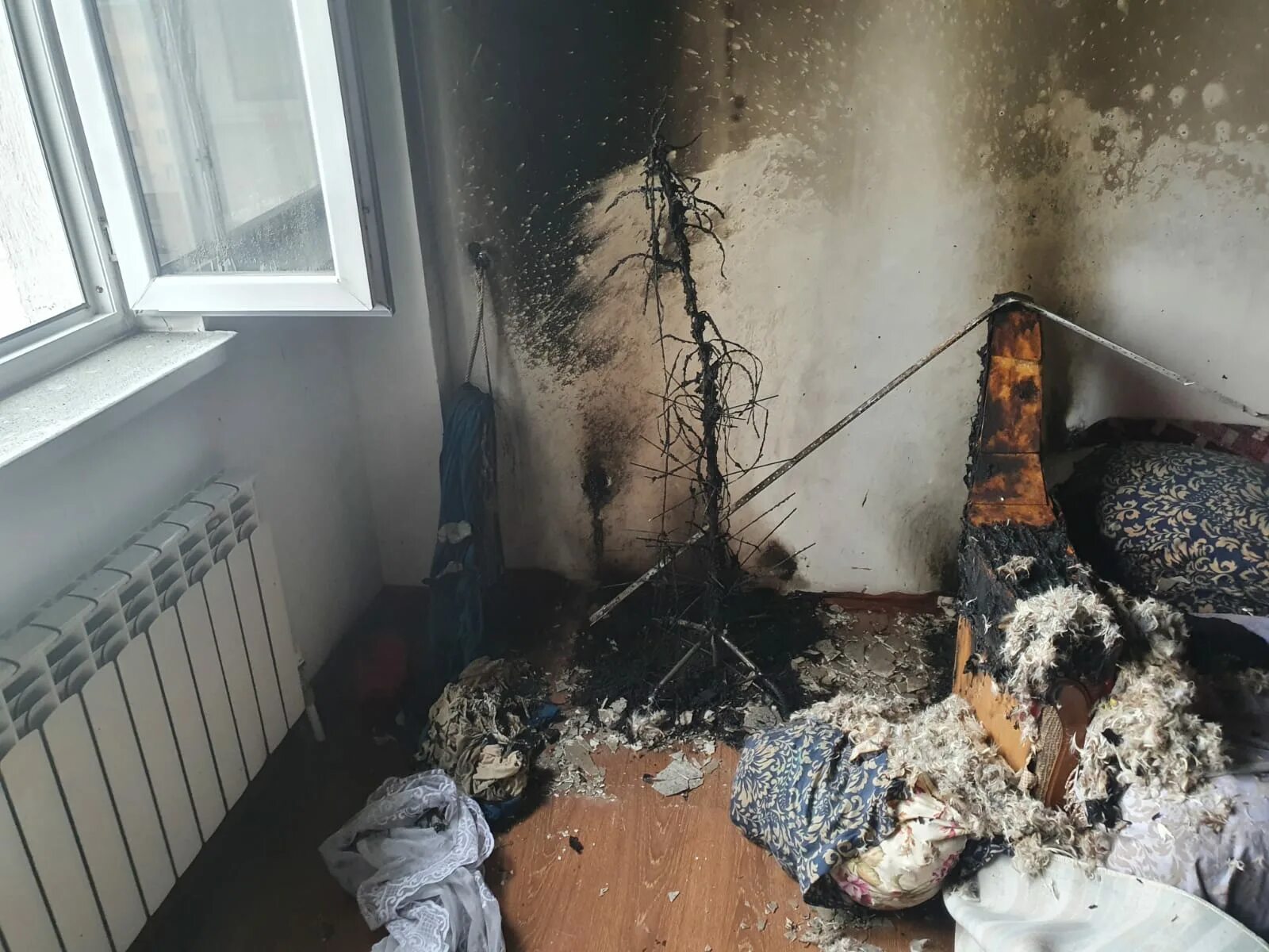 Елка пожар. Горящая елка. Доме елочка горит. Сгоревшая елка. Доме елочка горит.