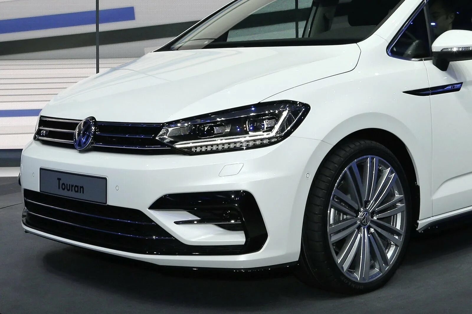 Vw r line. Volkswagen Туран 2018 r line. Volkswagen Touran 2020 r line. Фольксваген Туран 2022 r line. Volkswagen Touran r-line 2021 года.