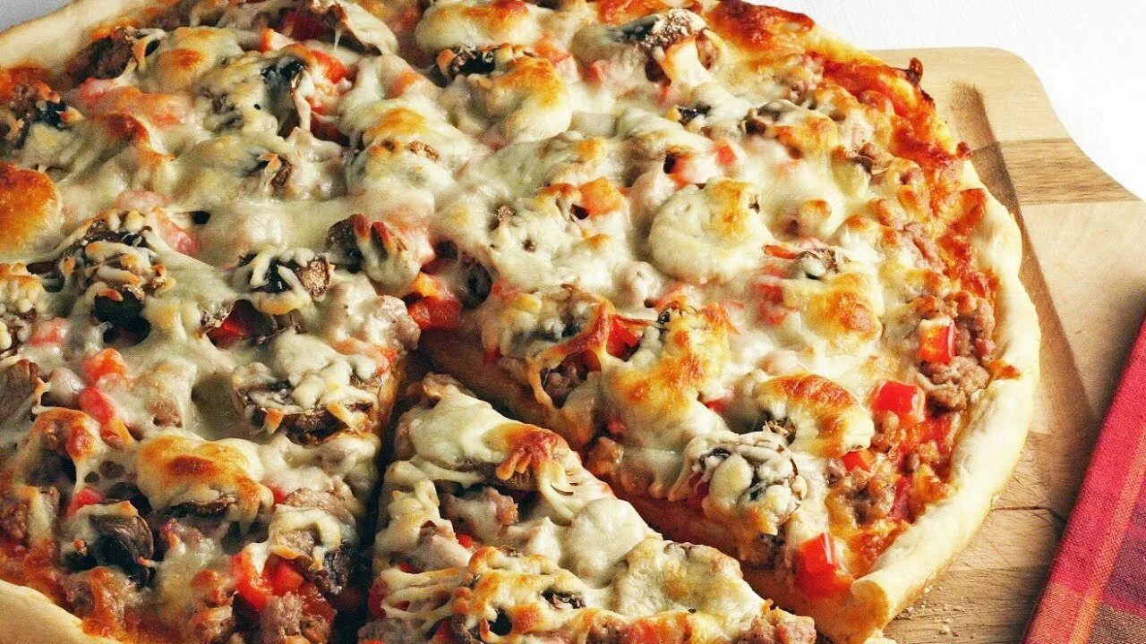 Домашняя пицца с фаршем. Пицца с фаршем и грибами. Итальянская пицца с фаршем. Пицца с фаршем и шампиньонами. Пицца с фаршем в духовке.