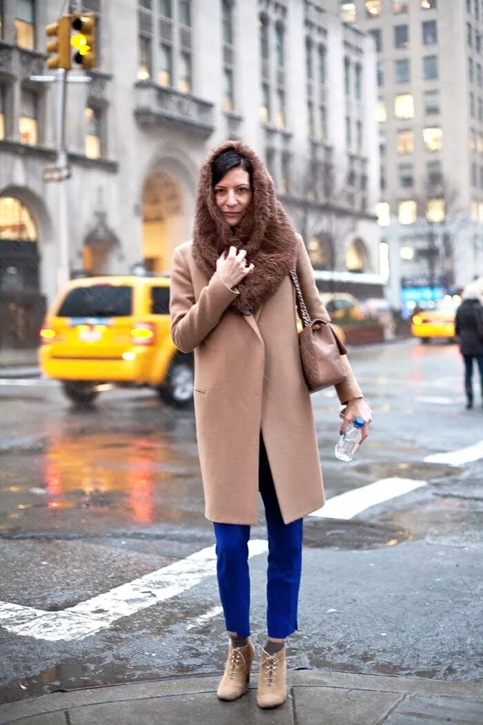 можно ли ходить в пальто. модный лук зима. пальто дождливый. мужчина в пальто. девушка в верхней одежде.