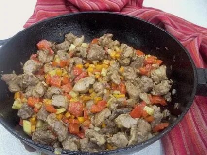 Мясо тушеное с картошкой и перцем болгарским
