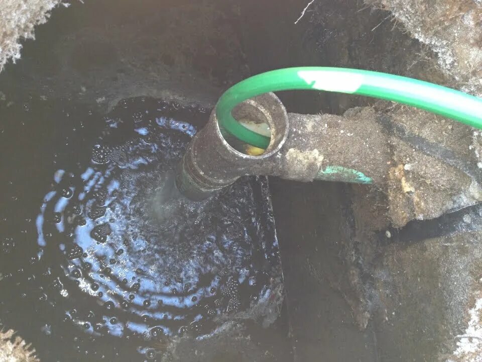 Перемерзла вода что делать. Разморозка водопровода в частном доме. Отогрев водопровода под землей. Труба для зимнего водопровода. Как разморозить трубу с водой в частном доме.