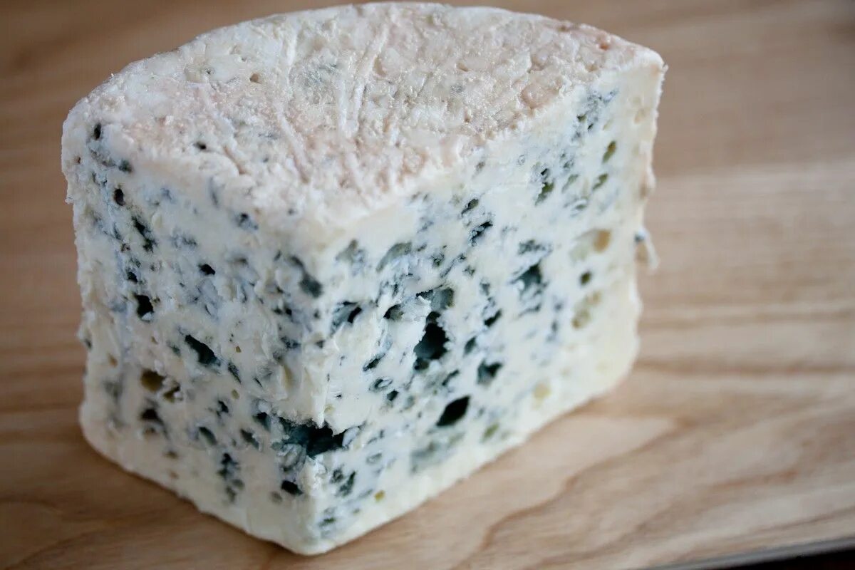 Сыр Рокфор. Сыр с плесенью Рокфор. Сыр Рокфор Франция. Голубой сыр Рокфор.
