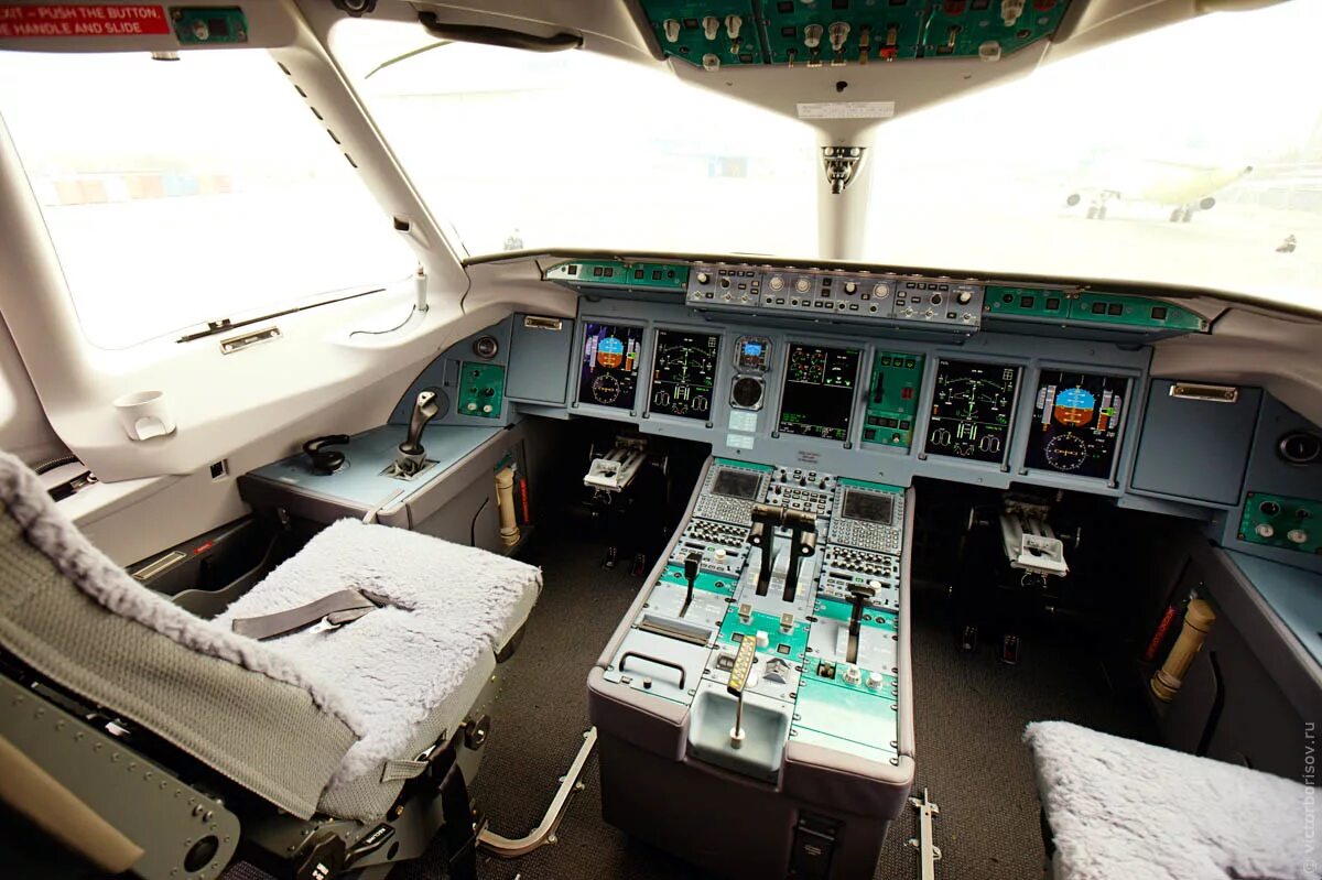 SSJ 100 кабина. Суперджет 100 кабина пилотов. SSJ-100 самолет салон. Superjet 100 Азимут кабина.
