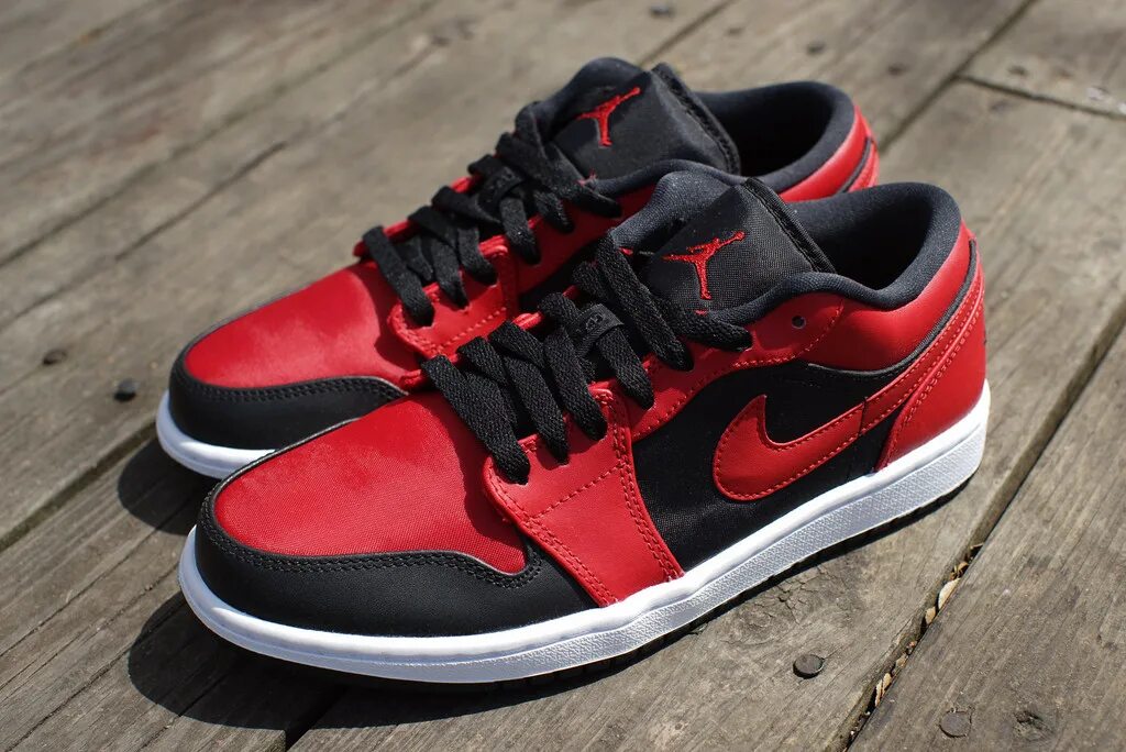 Низкие джорданы 1. Nike Air Jordan 1 Low Red Black. Nike Air Jordan 1 Low Red. Air Jordan 1 Low красные. Nike Jordan 1 Low Red.