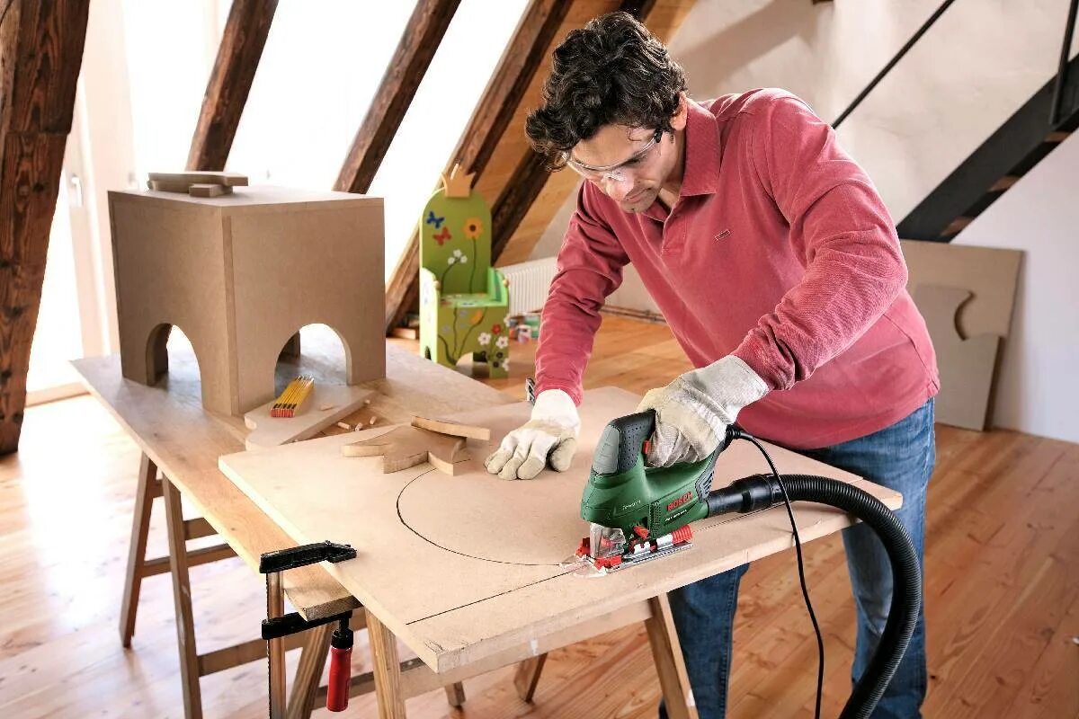 Столяр строгает. Столяр плотник. Нож пасечный электрический рубанок 220. Bosch pst 750 pe (06033a0521). Распиловка бруса.