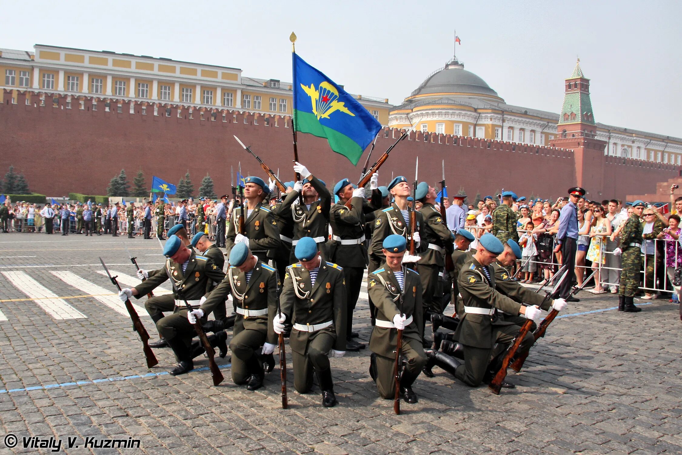 Военные праздники 2024 года. Воздушно десантные войска ВДВ России. Парад Победы красная площадь ВДВ. ВДВ на параде Победы. Российская армия парад.