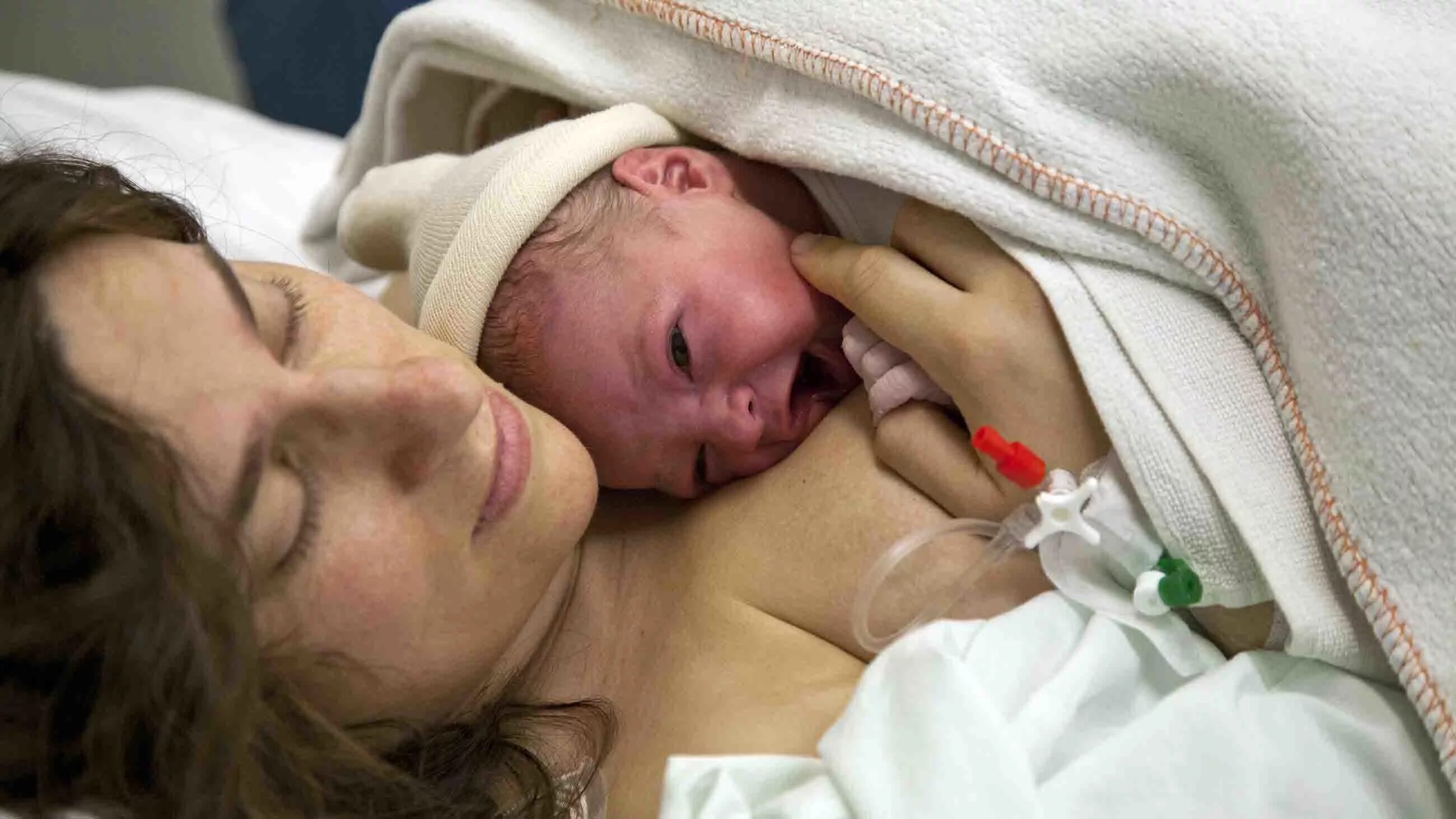 Рождение новорожденных. Новорожденный ребенок только родился. Девочка родиться после. Зебренок только родился. Как рожают женщины картинки.