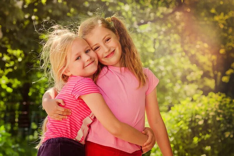 варианты фото с подругой двумя детьми. фотографии 7 подруг. две девушки смеются. две сестры старшая и младшая. девочки подружки.