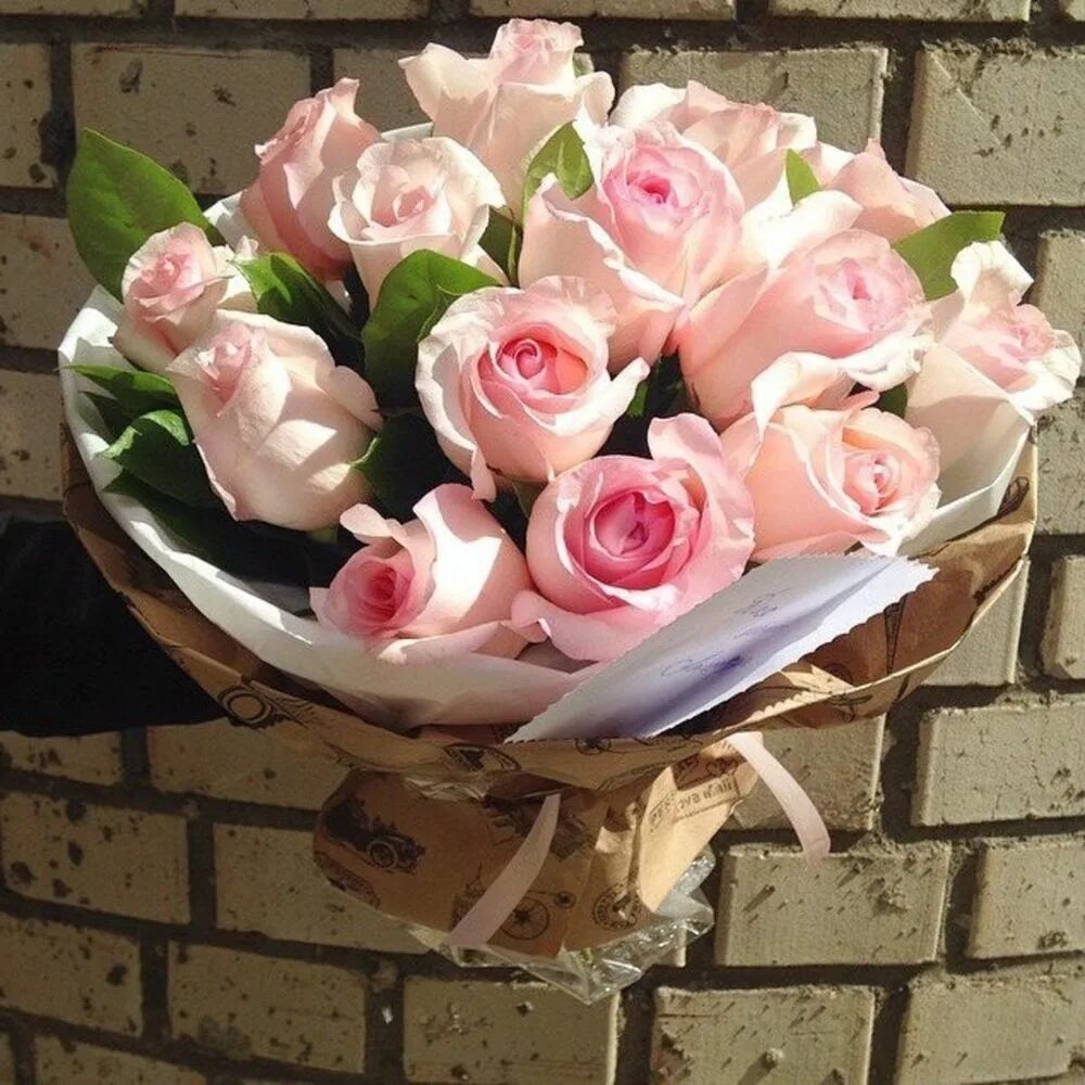 красивая женщина с цветами. фотосессия с букетом цветов. огромный букет. букет "девушке". девушка с букетом роз.