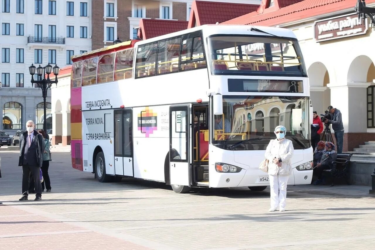 остановка гостиный двор г уфа. табло на остановках в уфе. гостиный двор уфа кафе. автобус терра башкирия экскурсионный. двухэтажный экскурсионный автобус уфа.