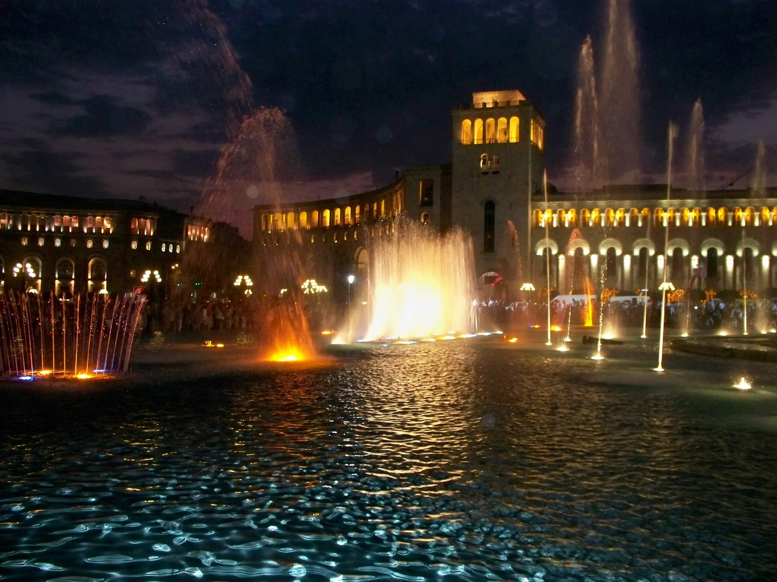 Ереван фонтаны на площади Республики. Площадь Республики Ереван Поющие фонтаны. Ереван площадь Республики вечером. Армения Ереван площадь Республики.