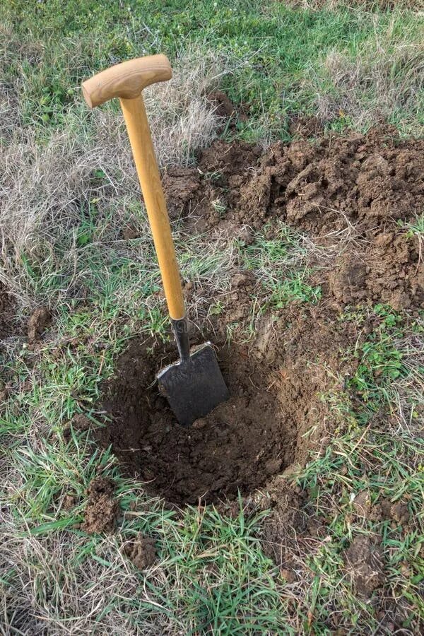Digging holes. Лопата в земле. Копать лопатой. Перекапывать землю. Лопата для копки колодца.