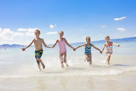 Children go to the beach