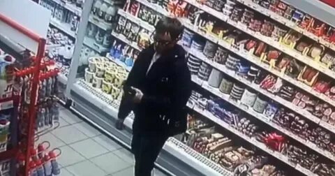 Совершила кражу в магазине