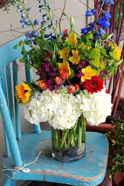 Arrangement i make an arrangement. Букет на стуле пинтрест. flower arrangement.