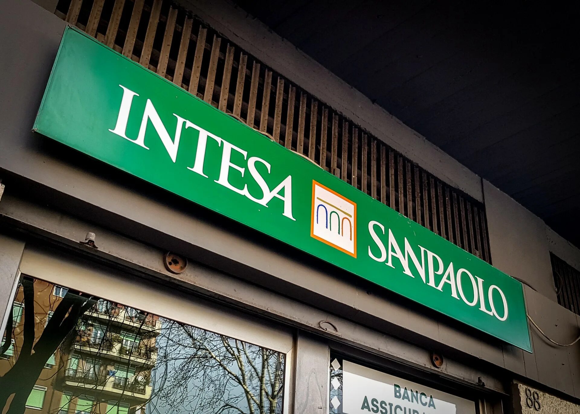 Banca intesa. Крупнейшие банки Италии. Intesa Bank Italy. Банк Интеза логотип. Итальянский банк в Москве.