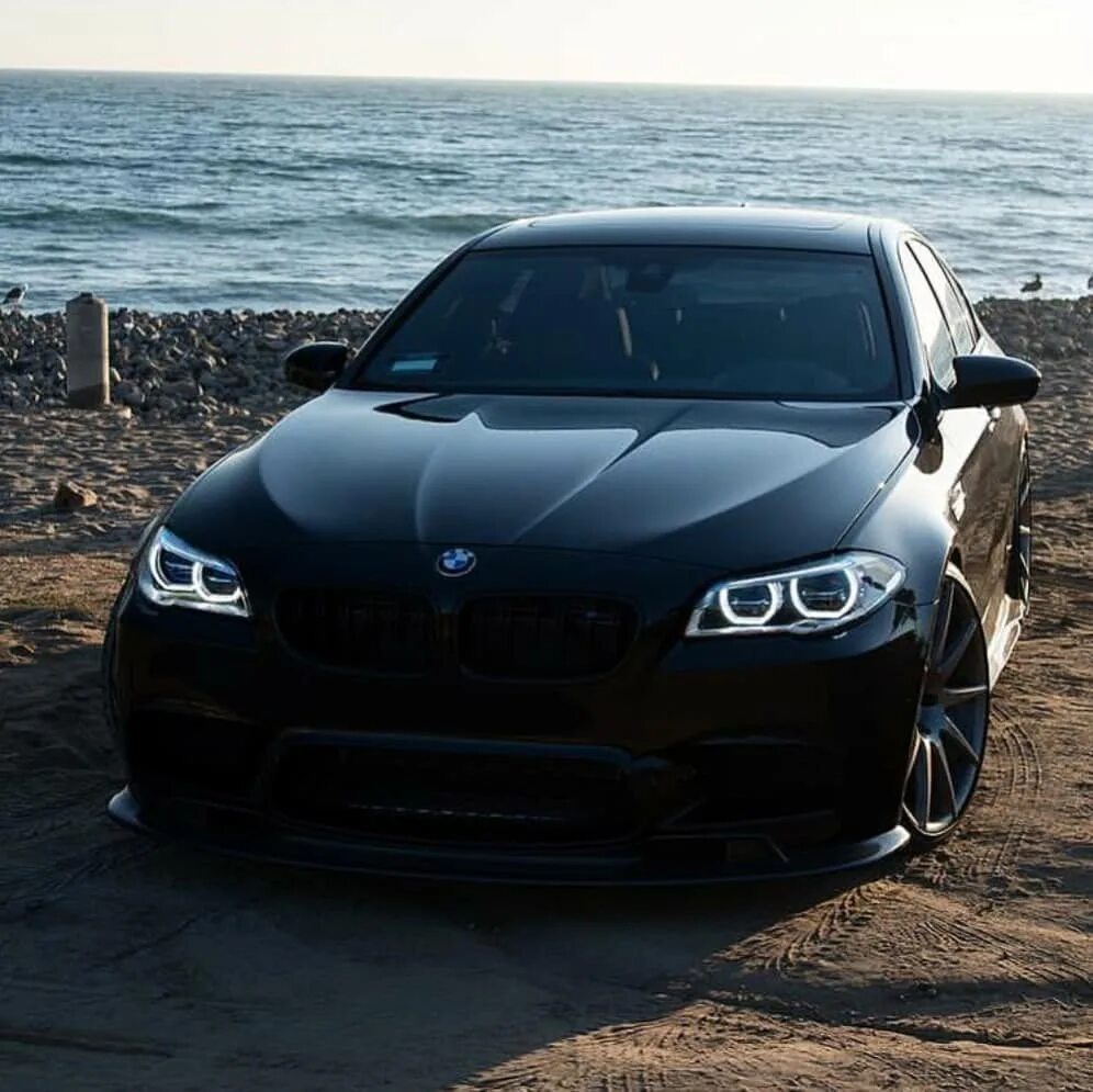 Бмв dream. Мужчина обнимает машину. Настанет мечты бмв. Bmw е34 арт. Любимый автомобиль.