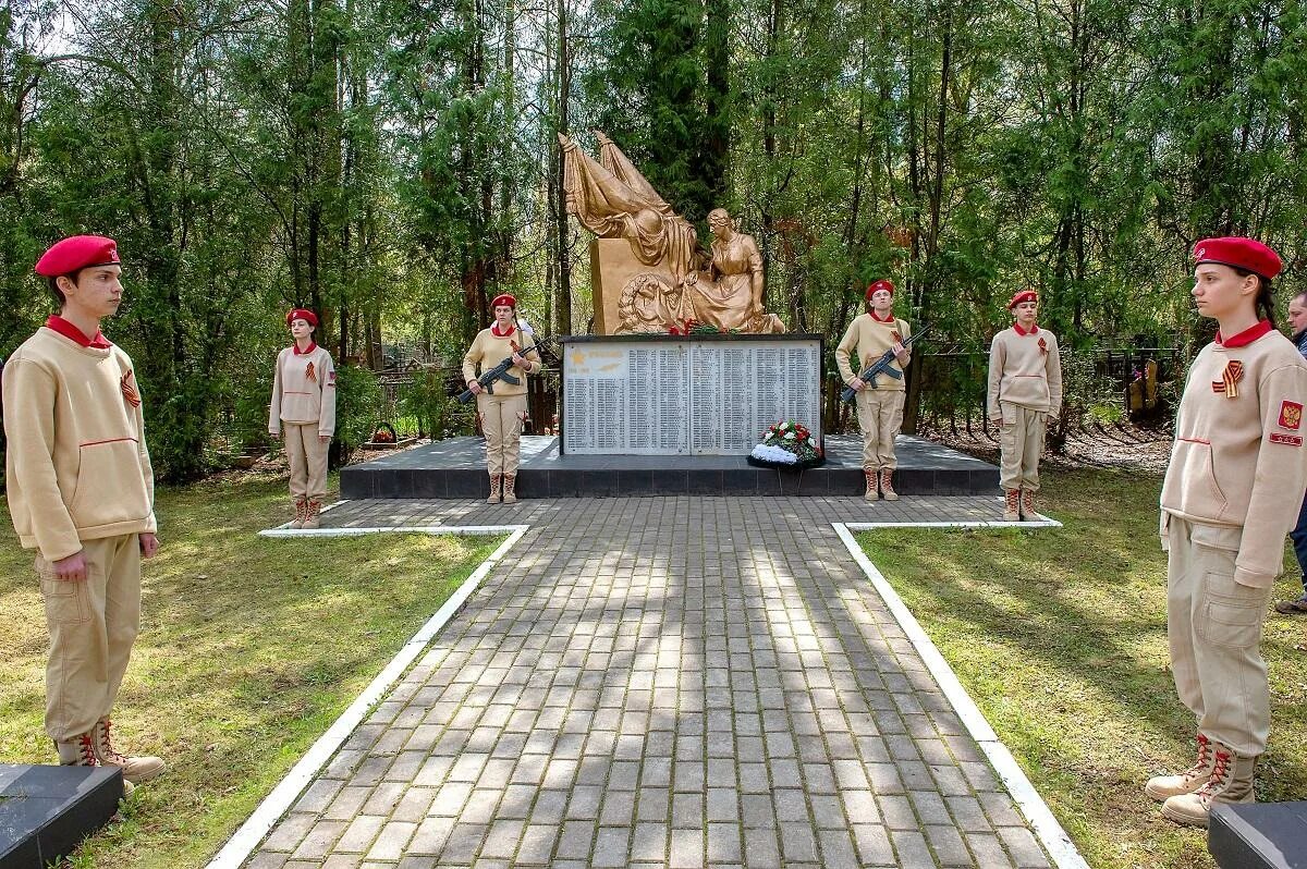 Красная горка дмитров. Кладбище красная горка Подольск. Братская могила на красной Горке. Памятник Братская могила красная горка Подольск. Кладбище красная горка Дмитров.