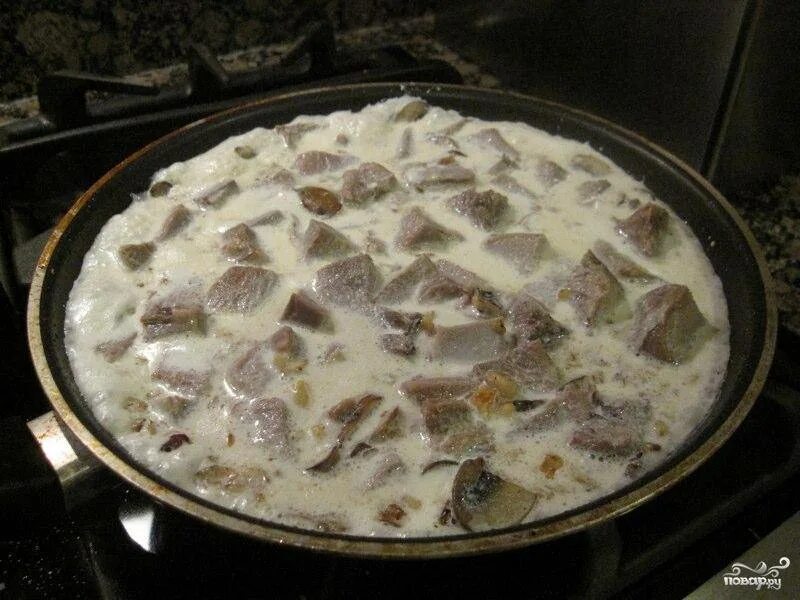 Язык в сливочном соусе рецепт. Язык говяжий с грибами в сливочном соусе. Язык в сливочном соусе рецепт. Говяжий язык в сливочном соусе. Закуска из языка говяжьего.