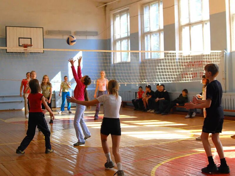 Самая спортивная школа. Уроки физкультуры в зале. Физкультура в школе. Занятия в школьном спортзале. Урок физкультуры в школе.