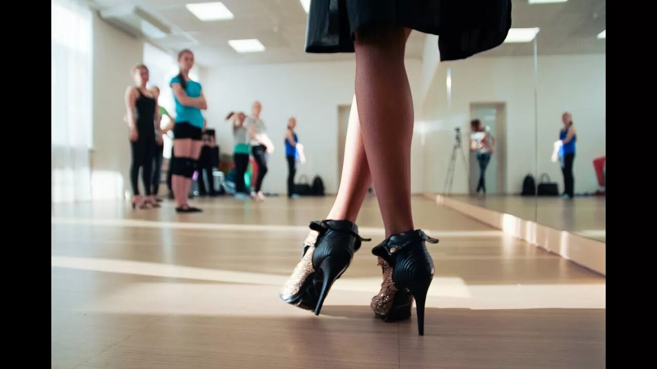 Хиллс танцы. Хай хилс стиль танца. Танцы на высоких каблуках. High heels что это за танцы. High heels стиль танца.