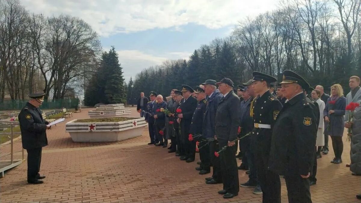 Курск похоронили. Мемориал памяти павших Курск. День памяти погибших подводников. 7 Апреля день памяти погибших подводников.