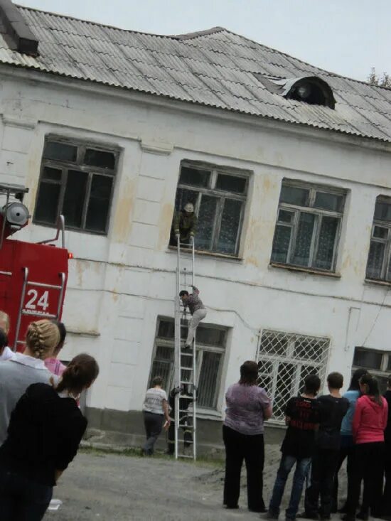 пожарная тревога рудн. пожарная тревога в театре геншин. пожарная машина на высотке. вэйпарк пожарная тревога. пожарники мчс.