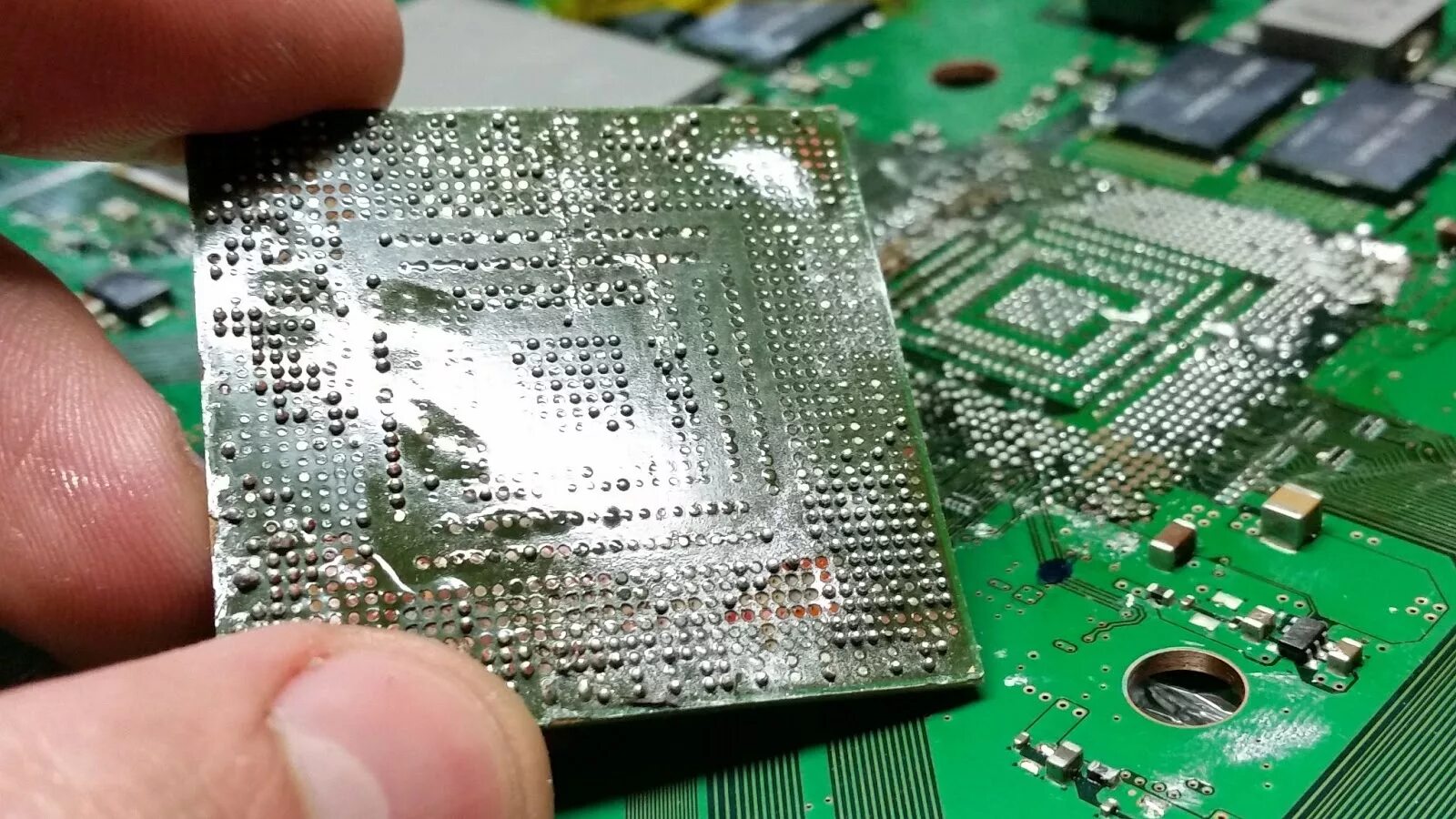Сгоревший чип. Реболлинг чипа видеокарты. Пайка БГА микросхем. Реболлинг 1070. Реболлинг БГА чипов.