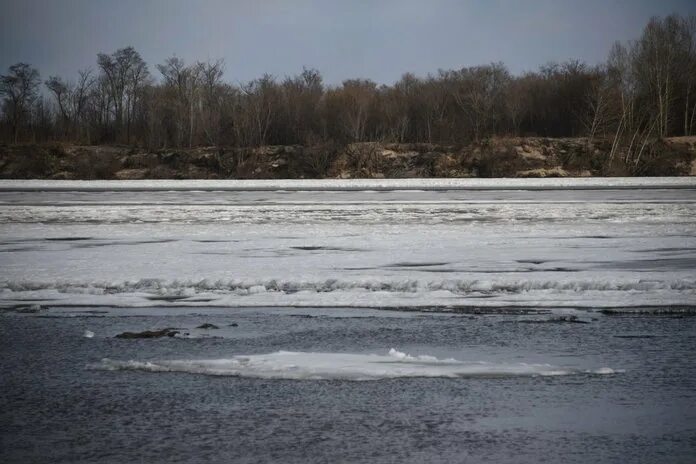 Освободиться ото льда. Лед на реке. Ледяная река. Река Зея. Речка почти освободилась ото льда.