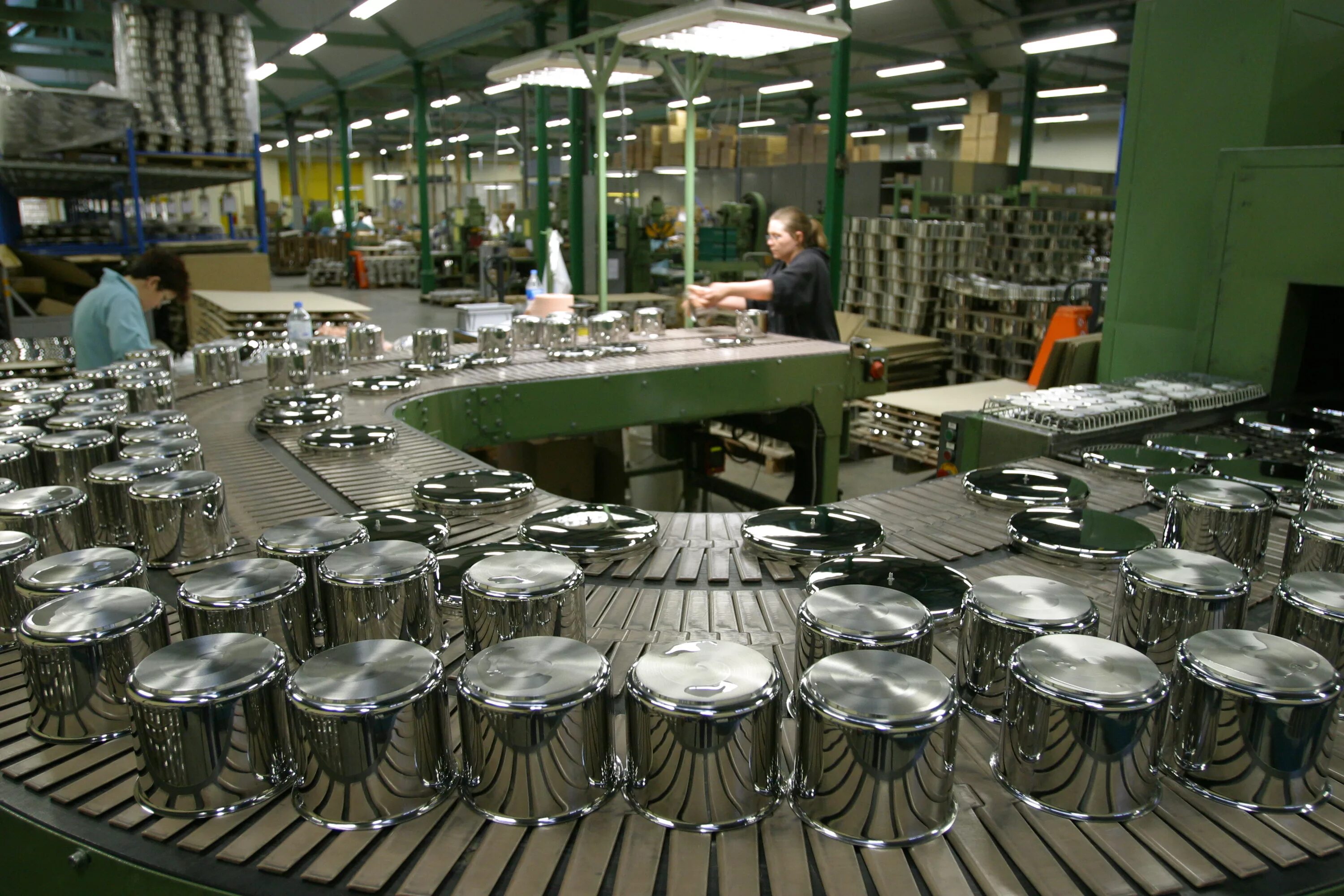 Штампованная металлическая посуда\. Производитель посуды. Завод по производству посуды. Производство посуды цех. Производства изделия а также