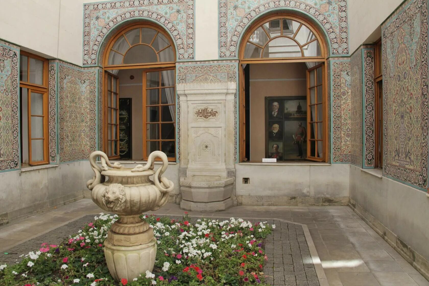 Королевский двор версальского дворца. Дворец альгамбра в гранаде львиный двор. Внутренний двор дворца испании. Лиссабон. Двор дворец.