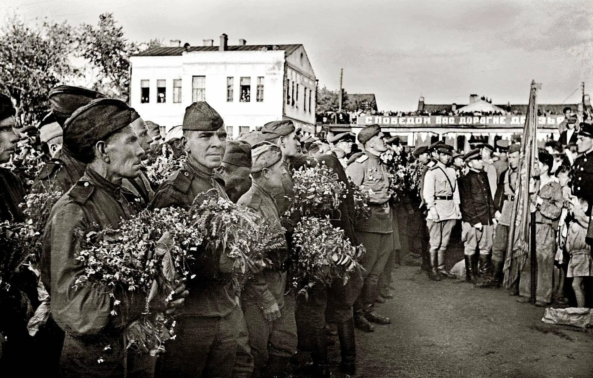 День великой отечественной войны фото. Кадры Победы 1945. Встреча поезда Победы 1945. Солдаты Победы 1945. Победа в Великой Отечественной войне 1941-1945.