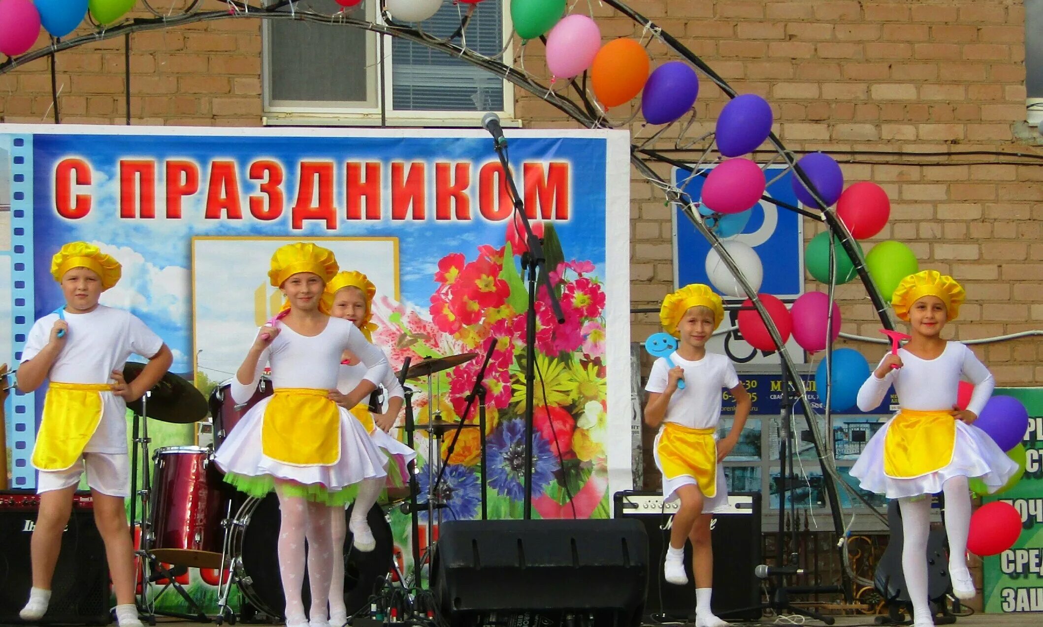 Украшения на день села. Баннер на день села. Украшение площадки для проведения дня села. Украшение сцены на день деревни. Сценарий дня края