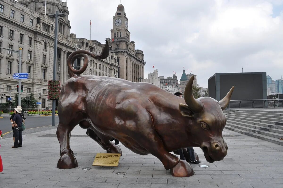 Золотой телец в нью-йорке. Бык в воронеже с яйцами памятник. Бронзовый бык на уолл стрит. Яйца быка на уолл стрит. Бык и медведь на бирже уолл-стрит.