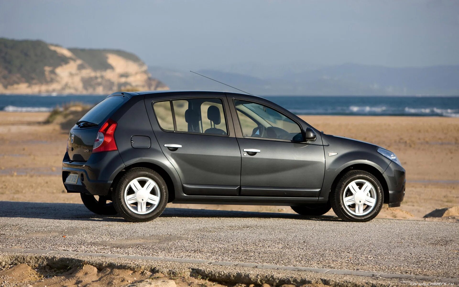 Машина renault sandero