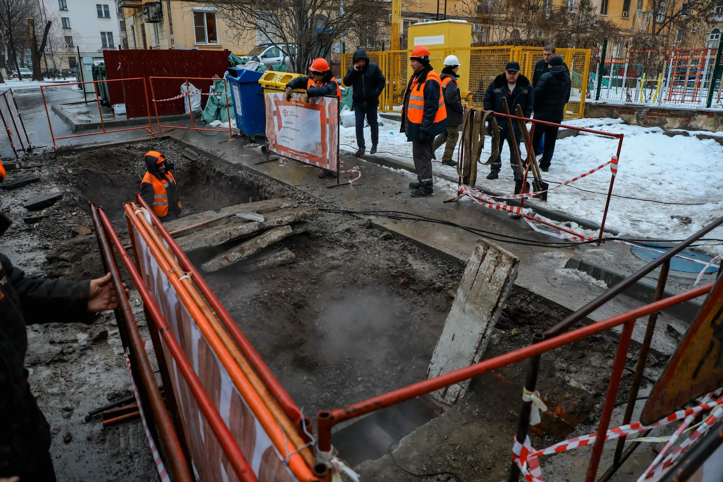 Утечка новостей. Прорыв трубы в Волгограде. Затопило школу. Протечка теплотрассы. Затопило школу 101.