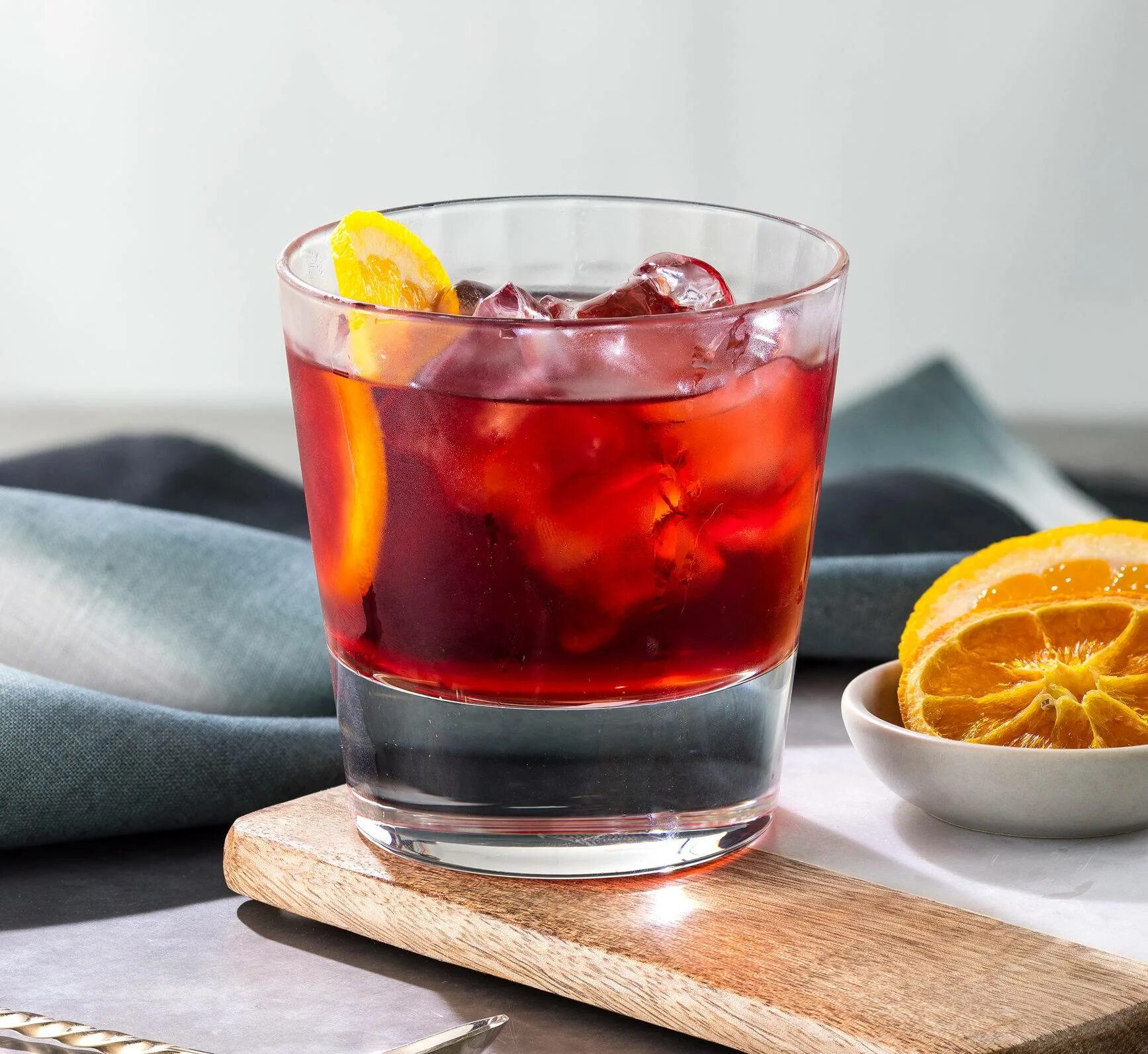 Бульвардье коктейль. Негрони коктейль. Martini Negroni коктейль. Негрони бульвардье. Напиток Негрони алкогольный.