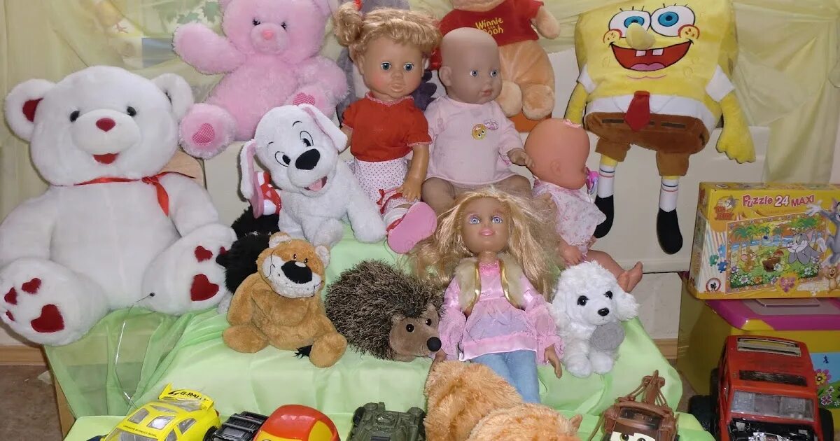 Много игрушек кукол. Куча кукол и игрушек. Много кукол и медвежат игрушки. Много кукол. Куклы много игрушек.