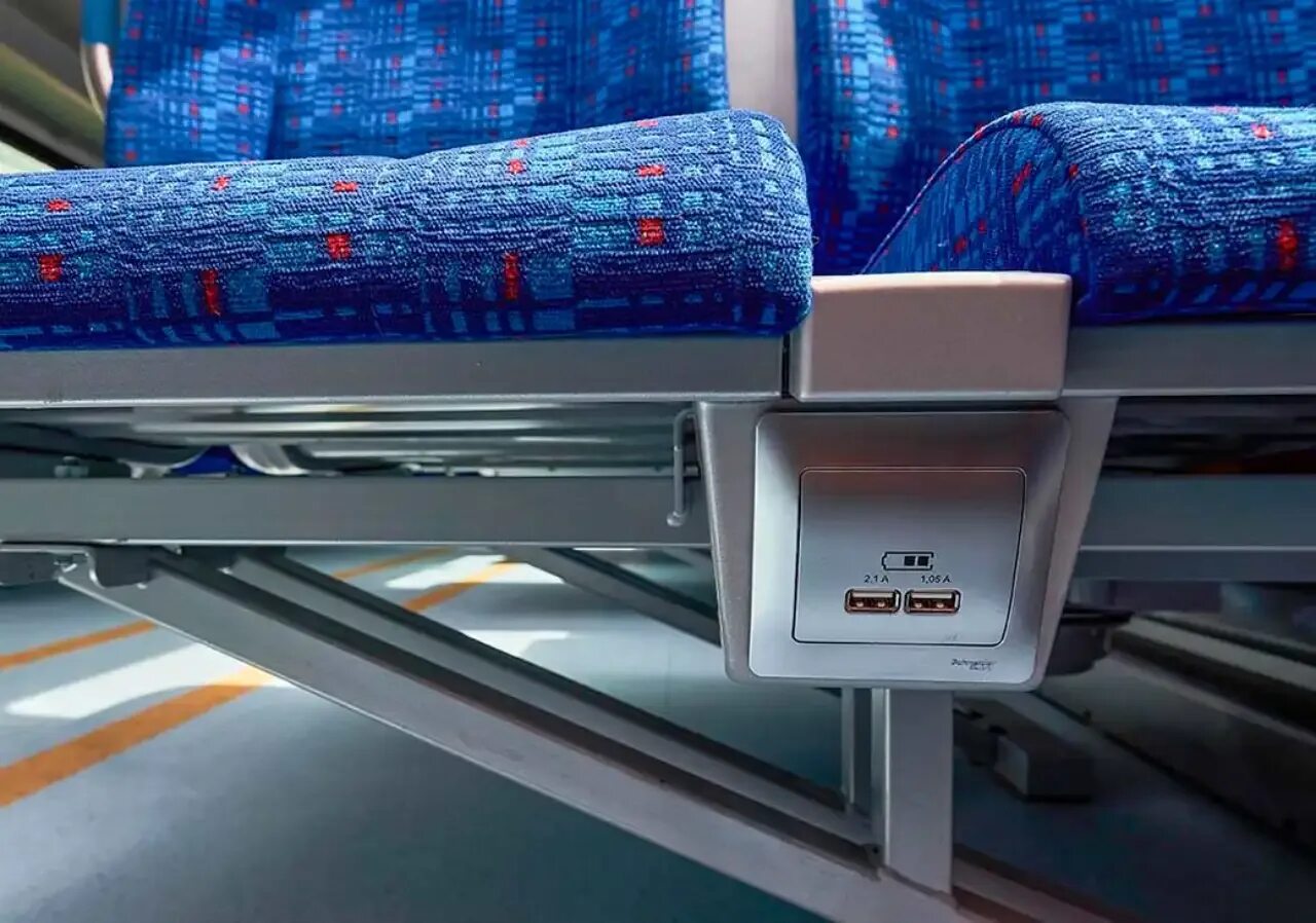 Зарядка в поезде. Usb розетка в поезде. Розетки в купейном вагоне. Розетки в поезде. Краже телефона в поезде.