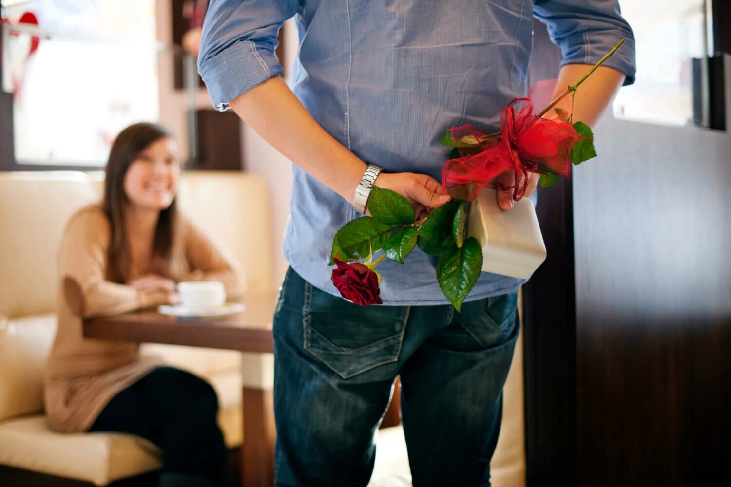 Романтика 8. Подарок любимой. Парень дарит девушке цветы. Мужчина дарит подарок. Мужчина дарит подарок женщине.