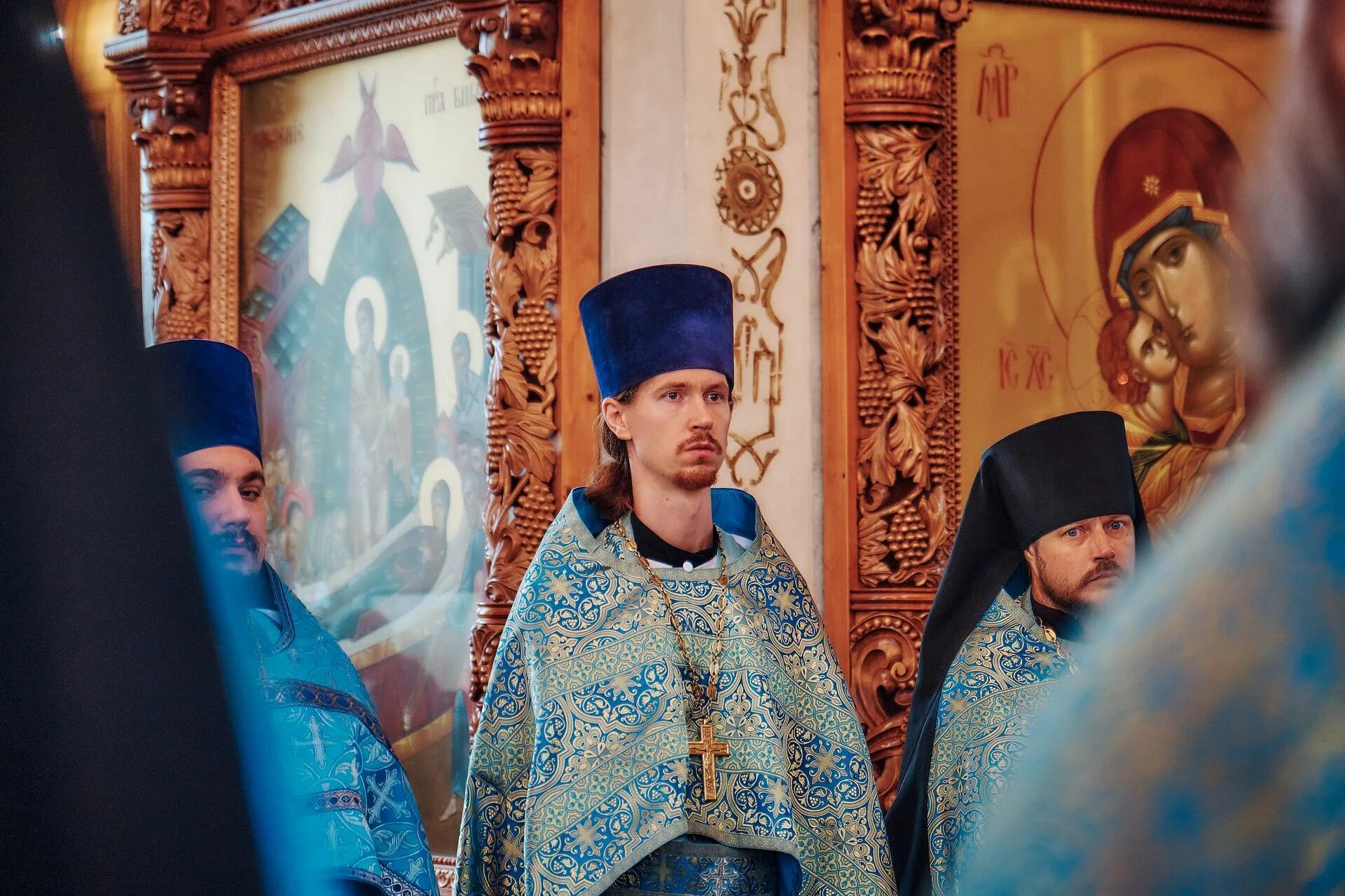 ковчег с мощами александра невского. главный православный храм россии. мощи в астрахани 2023. мощи сергия радонежского. астрахань богослужение в русской церкви.