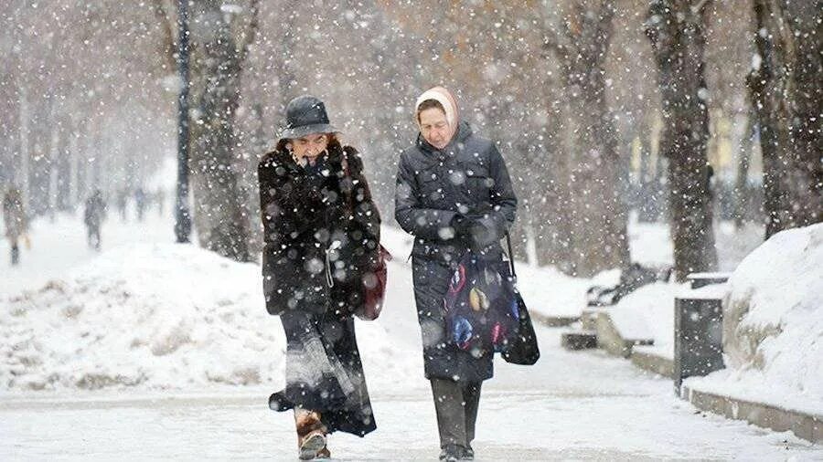 Один на улицах зима. Изменения в неживой природе зимой. Аномальная зима 1978 туристы. Что идет после зимы время года. Что происходит зимой на улице.