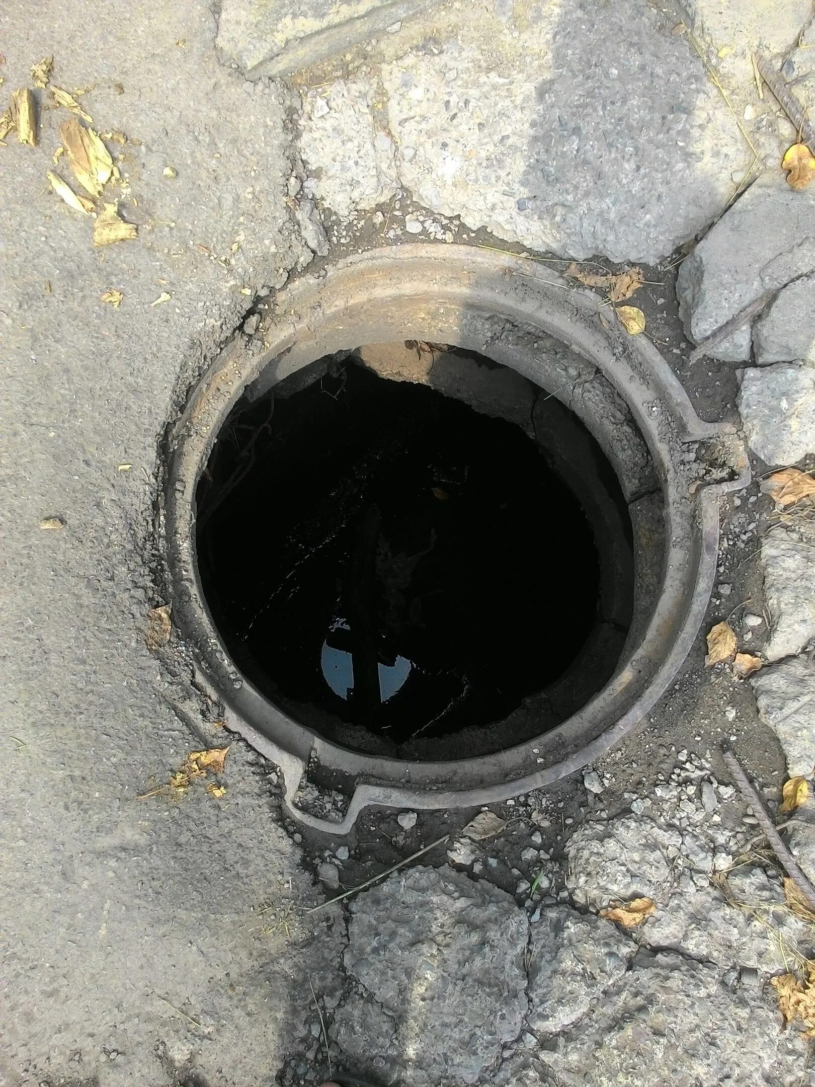 Открытый канализационный люк. Открытый люк канализации. Открытые канализационные люки. Открытый канализационный колодец.